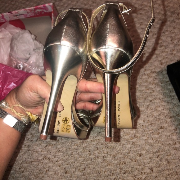EUC CHINESE LAUNDRY LIGHT GOLD ISABEL HEELS - Picture 6 of 6